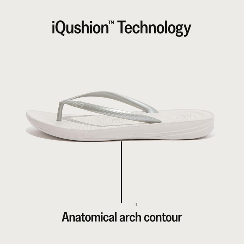 FitFlop صنادل فيت فلوب النسائية iQushion المطاطية مع قاعدة قدم منحنية للمشي، صنادل خفيفة الوزن بتصميم مريح مع دعم للقوس ووسائد لتخفيف تأثير القدم، فضي، 8 أمريكي نسائي - Image 5